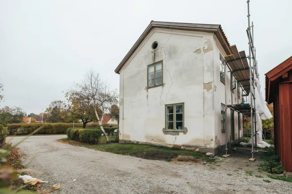 renovera putsad fasad tecken p skador r tt tg rder och s bevarar du husets v rde
